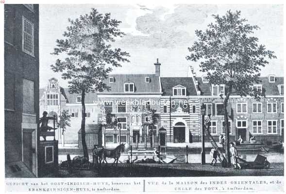 De gebouwen der O.-I. Compagnie. Zuidelijk gedeelte van het Oost-Indische Huis aan den Kloveniersburgwal in de 18de eeuw, met poortje, waarboven het monogram der compagnie. Het poortje daarnaast (links) is dat van het 