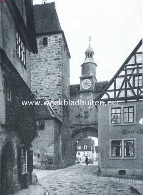 Rothenburg ob der Tauber. Gezicht uit de Hafengasse op Markustoren en Rderboog