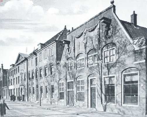 De gebouwen der Oost-Indische Compagnie. De voorgebouwen der lijnbanen aan de Oostenburgergracht te Amsterdam. Links dat der O-.I. Compagnie, vroeger ingericht als woning voor den equipagemeester en hennep- en touwpakhuis. Rechts het lijnbaangebouw der admiraliteit