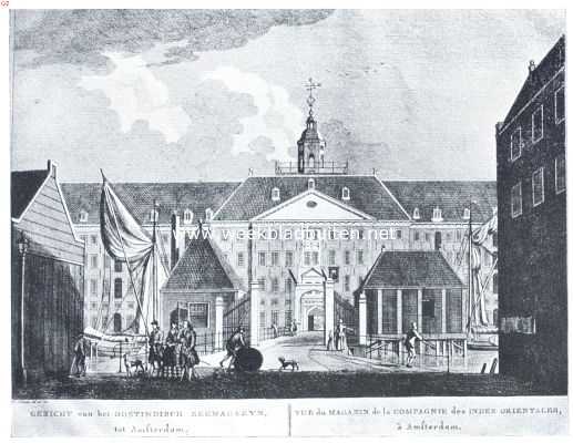 Noord-Holland, 1918, Amsterdam, De gebouwen der Oost-Indische Compagnie. Gezicht uit de Oostenburgermiddenstraat op het Oost-Indisch Zeemagazijn of Buitenhuis te Amsterdam, ingestort 13-14 April 1822. Gravure naar de teekening van H. Schouten. Uit den atlas Fouquet