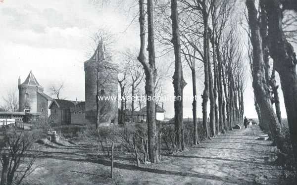 Noord-Holland, 1918, Schagen, Het voormalige slot te Schagen. Wat van het slot overgebleven is, de twee voortorens, gezien van het Westen. De voorste toren bevat de cachotten