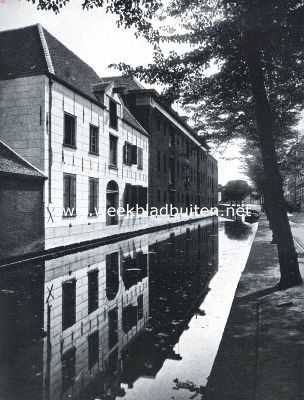Zuid-Holland, 1918, Delft, De gebouwen der Oost-Indische Compagnie. Grachtgezicht te Delft bij het Oost-Indisch Huis. Het witgepleisterde gebouw is een in het midden der 17de eeuw gebouwd pakhuis der compagnie