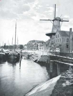 Zuid-Holland, 1918, Delft, De gebouwen der Oost-Indische Compagnie. Gezicht op de Achterhaven te Delfshaven, het hooge breede huis op het midden der afbeelding is het voormalige Zeemagazijn van de kamer Delft der Oost-Indische Compagnie