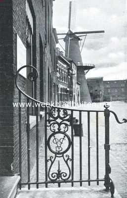 Zuid-Holland, 1918, Delft, De gebouwen der O.-I. Compagnie. Het hek met monogram der kamer Delft voor het voormalige Zeemagazijn te Delfshaven