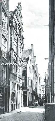 Noord-Holland, 1918, Amsterdam, Kijkje in de Nieuwe Brugsteeg te Amsterdam. Het huis met trapgeveltje links, op den hoek van de Warmoesstraat, is door de vereeniging 