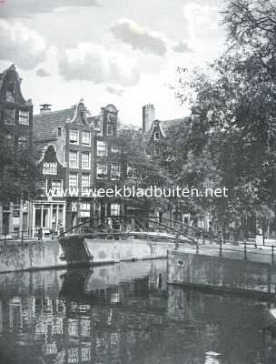 Brouwersgracht bij de Heerengracht te Amsterdam. Het vierde huis van links op deze afbeelding - met een gevel ujit het begin der 18de eeuw, waarvan vooral de eigenaardige klauwstukken in de gedaante van dolfijnen opvallen, doch die, hoezeer eenvoudig, toch bijdraagt tot de schilderachtigheid van het stadgezicht - is aangekocht door de vereeniging 