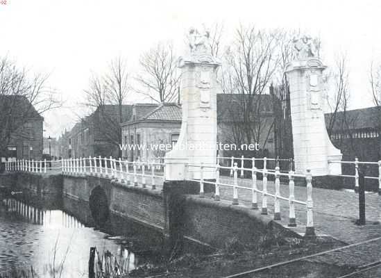 Noord-Holland, 1918, Alkmaar, Het voorhek der Schermerpoort te Alkmaar met beeldgroepen, zooals dit zich tot voor korten tijd vertoonde