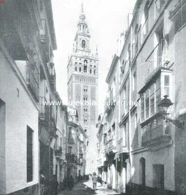 De straat Mateos Gago te Sevilla. Op den achtergrond de Giraldo