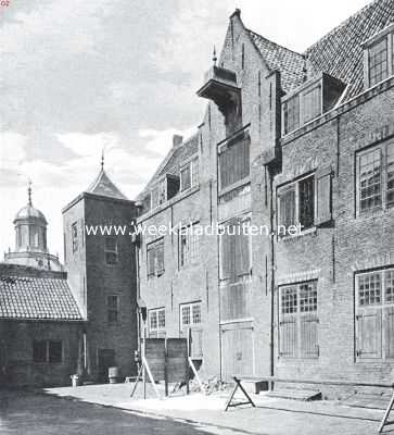 Zeeland, 1918, Middelburg, De gebouwen der O.-I. Compagnie. Pakhuizen aan de tweede binnenplaats achter het O.-I. Huis te Middelburg. Wie scherp toeziet aanschouwt op den vergaarbakken de relief-beelden van scheepjes