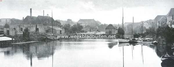 Zeeland, 1918, Middelburg, De westzijde van het Dok te Middelburg, waarin de Oost-Indievaarders te water werden gelaten. Links de overblijfselen van het groote pakhuis, vermoedelijk het zeemagazijn, dat eertijds met een toren prijkte