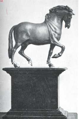 Het paard in de beeldende kunst. Paard, vervaardigd door den beeldhouwer Francesco Fanelli (1608-1665). In 't bezit van Jhr. B.W.F. van Riemsdijk. De hertog van Portland alleen bezit eenzelfde beeldje (wellicht het origineel?) voorzien van den naam van den beeldhouwer