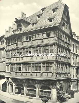 De hoofdstad van den Elzas. Het Kammerzell'sches Haus op den hoek van het Domplein te Straatsburg, het onderste gedeelte dagteekent uit 1465, de gedeelten daarboven uit 1589