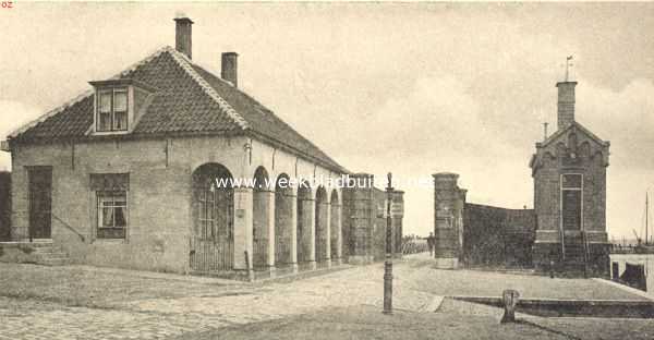 De Waterpoort te Willemstad. Links: woning van den hoofdopzichter van fortificatin. Rechts: Peilhuis van den Rijkswaterstaat