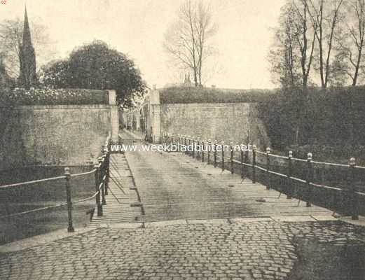 Noord-Brabant, 1919, Willemstad, De Landpoort te Willemstad met toegangsbrug, welke thans zijn afgebroken en vervangen door een breden toegangsweg
