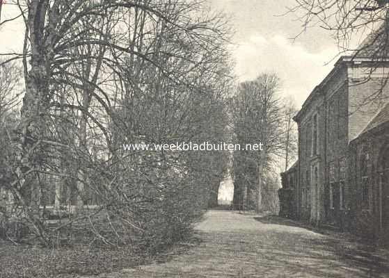 Noord-Holland, 1919, Heiloo, Nijenburg. Gezicht in het park met doorkijk op den Alkmaarschen Waagtoren. Rechts het stalgebouw