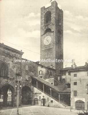 Itali, 1919, Bergamo, Bergamo. De oude Klokketoren en de trap van de Stadsbibliotheek. Merkwaardig is de overeenkomst van dezen toren met dien van Berlage's Nieuwe Beurs te Amsterdam