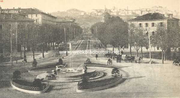 Itali, 1919, Bergamo, Bergamo. Gezicht van het Stationsplein op de oude (hooge) stad