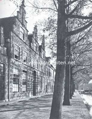 Huis met drie topgevels (als meisjesschool in gebruik) aan de Oude Gracht te Alkmaar