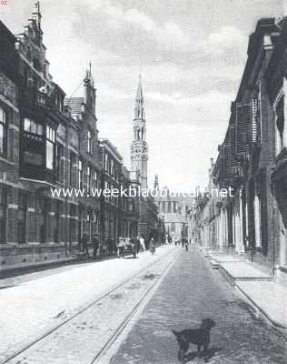 Alkmaar. De Langestraat te Alkmaar met Stadhuis (links) en Groote Kerk