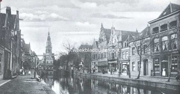 Noord-Holland, 1919, Alkmaar, Alkmaar. Luttik Oudorp met gezicht op het Waaggebouw. Links (even voorbij de ophaalbrug) het houten Huis met den Kogel. Rechts het huis 