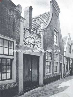 Noord-Holland, 1919, Alkmaar, Alkmaar. De ingang van de Remonstrantsche Kerk aan het Fnidsen