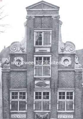 Noord-Holland, 1919, Hoorn, Gevelfragment van een huis te Hoorn (Kerkstraat hoek Kaasmarkt)