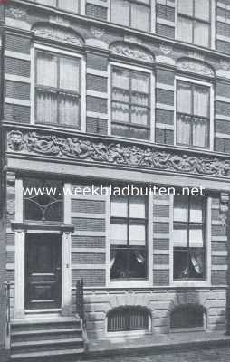 Noord-Holland, 1919, Hoorn, Gevelfragment met rijk versierde fries van een huis aan het Groote Oost te Hoorn