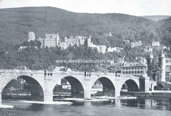 Duitsland, 1919, Heidelberg, Het stervende Heidelberger Slot. Gezicht op het Heidelberger Slot. Op den voorgrond de oude Neckarbrug