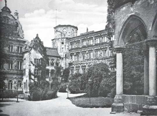 Duitsland, 1919, Heidelberg, Het stervende Heidelberger Slot. Binnenplein van het Heidelberger Slot. Links een deel van den Frederiksbouw, daarnaast de Zaalbouw, dan de Klokketoren en rechts de Otto Hendriksbouw, geheel rechts op den voorgrond de overdekte put