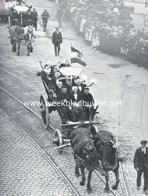 Gelderland, 1919, Arnhem, Het vaderlandsch historisch volksfeest te Arnhem.  Een om meer dan een reden zeer toegejuichte  groep in den folkloristischen optocht: de wagen met Axelsche mannen en vrouwen