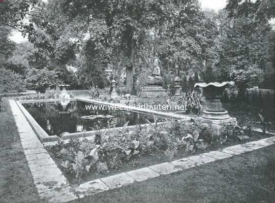 De mijmer-Boeddha in den tuin van het Kon. Zol. Genootschap 