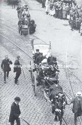 Gelderland, 1919, Arnhem, Het vaderlandsch historisch volksfeest. De Twentsche boerenwagen in den optocht, gevolgd door 