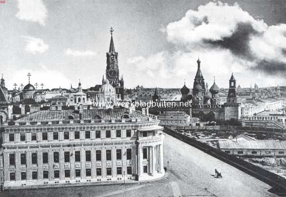 Rusland, 1919, Moskou, Moskou. Het Kreml. Gezicht op het paleis van den tsaar. Rechts de St. Basilius. In het midden op den achtergrond de Verlosserspoort