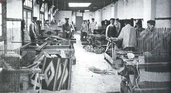 Noord-Holland, 1919, Amsterdam, Het Armenhuis te Amsterdam. Een gedeelte der Werkinrichting in een der nieuwe bijgebouwen. Verpleegden aan het werk in de mattenmakerij