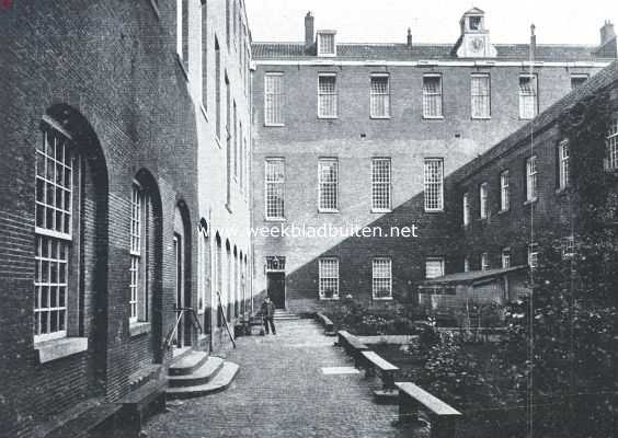 Noord-Holland, 1919, Amsterdam, Het Armenhuis te Amsterdam. Een der vier binnenplaatsen, gezicht van het middengebouw naar de achterzijde van het voorgebouw. De ramen links waren vroeger open bogen