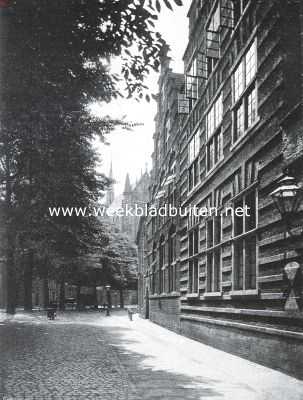 Zuid-Holland, 1919, Leiden, Het Heilige Geest- of Arme Wees- en Kinderhuis te Leiden. De gevel aan de Hooglandsche Kerkgracht met transept van de Hooglandsche Kerk op den achtergrond