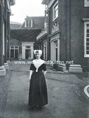 Noord-Holland, 1919, Amsterdam, De kleeding der Amsterdamsche burgerweezen. Meisje op de binnenplaats der Meisjesafdeeling