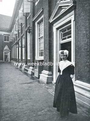 Noord-Holland, 1919, Amsterdam, De kleeding der Amsterdamsche burgerweezen. Zondagsche dracht der oudere meisjes