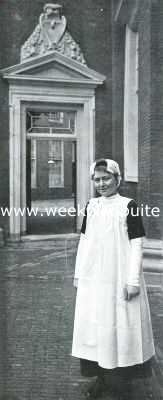 De kleeding der Amsterdamsche burgerweezen. Jong meisje op de binnenplaats van het Weeshuis