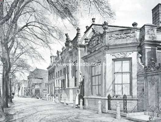 Noord-Holland, 1920, Enkhuizen, Het van Loosen-Huis te Enkhuizen. Het van Loosen-Huis met den koepel aan den dijk te Enkhuizen
