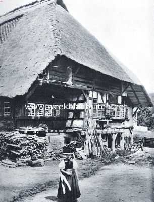Duitsland, 1920, Onbekend, Huis in het Gutach-dal (Schwarzwald). Op den voorgrond vrouw in zondagsche kleederdracht