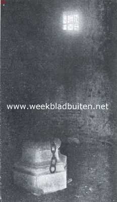 Zuid-Holland, 1920, Heenvliet, Heenvliet en de rune Ravestein. Hoekje met steen en ketting in de gevangenis van de rune Ravestein