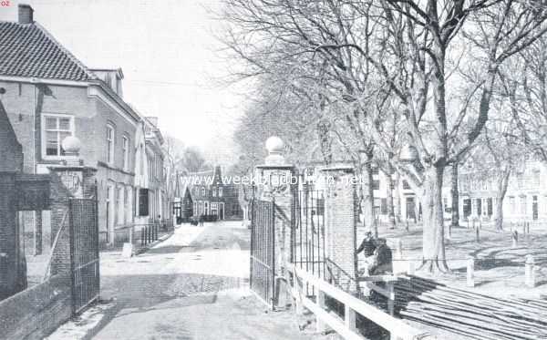 Zuid-Holland, 1920, Heenvliet, Heenvliet en de rune Ravestein. Gezicht op het marktplein van Heenvliet
