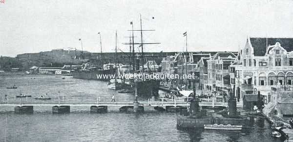Curaao, 1920, Willemstad, Dagelijksche dingen van Curaao. Gezicht op de wijk Punda. Op den achtergrond het 60 M. hoog gelegen Fort Nassau