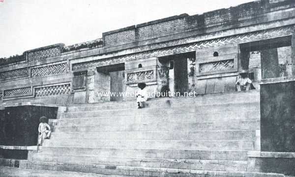 Mexico, 1920, Mitla, Bij de tempelrunen van Mitla. De trap en de toegangspoorten van den tempel van Mitla