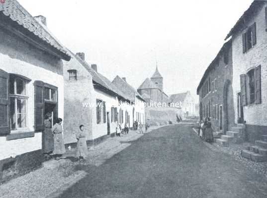 Limburg, 1920, Urmond, Dorpstraat te Urmond. Op den achtergrond het Schippershuis