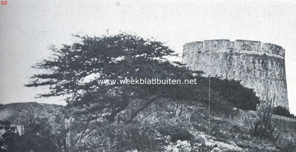 Curaao, 1920, Onbekend, Dagelijksche dingen van Curaao. Het Fort Beekenburg aan de Caracas-baai