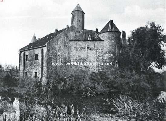 Gelderland, 1920, Waardenburg, Het kasteel Waardenburg. Achterzijde van het kasteel met Middeleeuwsch gedeelte. Door het raampje links van den ouden toren is, volgens de legende, Doctor Faust door den duivel naar de hel gevoerd