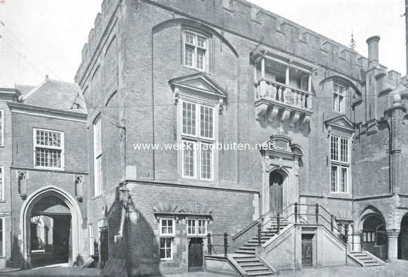 Noord-Holland, 1920, Haarlem, Het Stadhuis te Haarlem. Het oudste gedeelte van het Stadhuis te Haarlem, met portiek, ramen en balkon van 1630. Links de Kloosterpoort, de oude toegang tot het Klooster der Dominicanen of Predikheeren