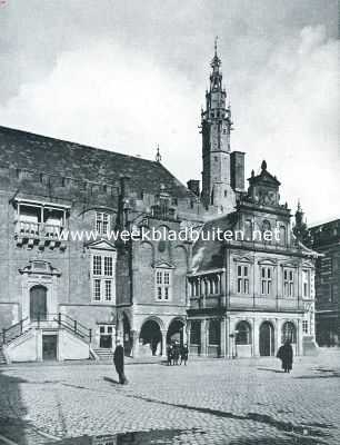 Het Stadhuis te Haarlem. Het noordoostelijk gedeelte van het Stadhuis te Haarlem met de Middeleeuwsche aanbouwen, waarvan de grootste in 1633 van een nieuwen voorgevel is voorzien, en den Stadhuistoren, die, in 1772 afgebroken, in 1914-'15 is herbouwd